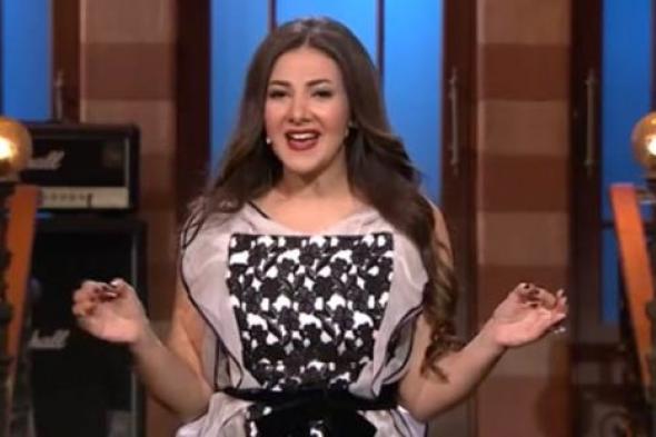 بالفيديو- دنيا سمير غانم تتعرض لمقاطعات من خالد منصور وأبطال Saturday Night Live بالعربي