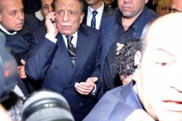 بالفيديو- عادل إمام يُحاصر من الصحفيين أثناء خروجه من عزاء محمد حسنين هيكل