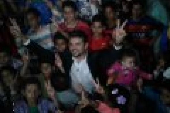 صور | سامو زين في يوم خاص مع الأيتام