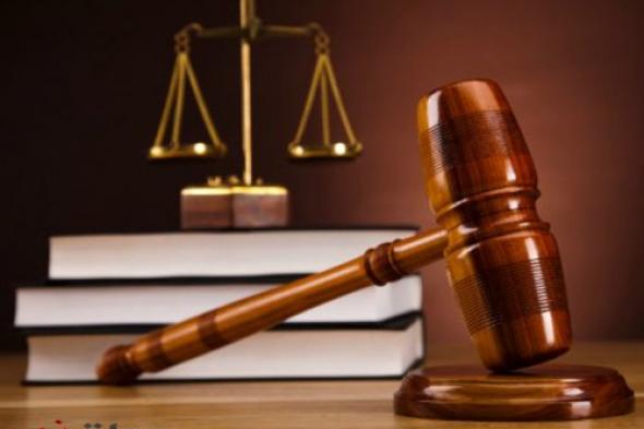 قاضٍ يقبل يد متهم.. والسبب مفاجئ !