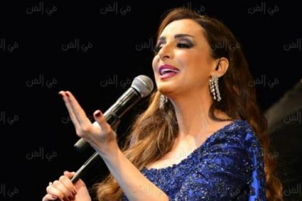 #شرطة_الموضة- أنغام تتألق بالأزرق وسط الأهرامات
