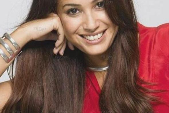 بالفيديو- هند صبري تغني لـ "الشبشب صديق الأم العربية" على طريقة "ذهب الليل"