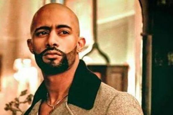 بالفيديو- محمد رمضان يحصل على "خمسة فرفشة" مع فريق عمل مسلسله "الأسطورة"