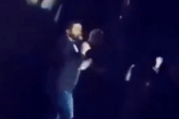 مغنون تحرشوا بمعجباتهم على المسرح