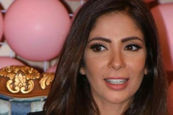 بالفيديو- منى زكي تقص شعرها للتبرع به لصالح مريضات "سرطان الثدي"