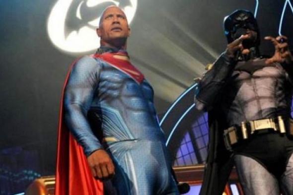 تشارليز ثيرون تفوز بجائزة الـMTV وظهور غريب لـ"The rock"