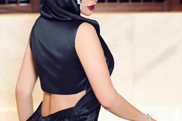 صورة- هيفاء وهبي تثير غضب جمهورها بإرتداء حجاب وظهرها عارياً