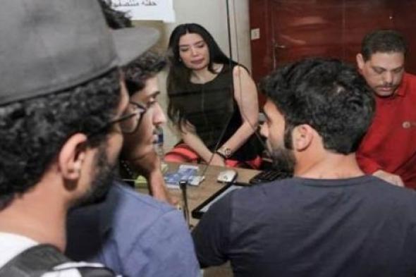 بالصور- عبير صبري تقطع لجمهور السينما تذاكر"اللي اختشوا ماتوا"