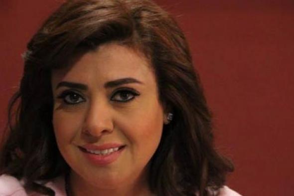 نشوى مصطفى لسيدة تحمل بيادة فوق رأسها: بيادتك اطهر من دماغ مدمنى الكافيه لاتيه