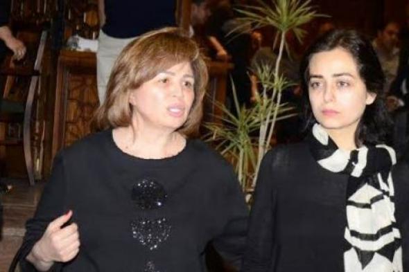 بالصور-هبة مجدي تتلقى العزاء في وفاة والدها في غياب خطيبها محمد محسن