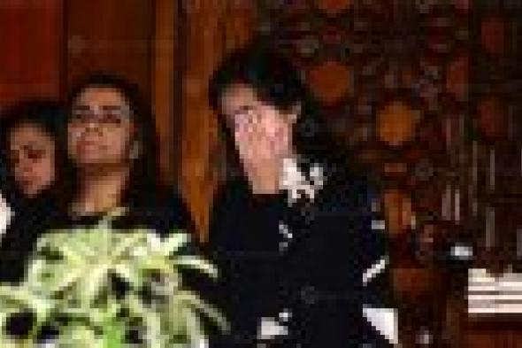 صور | هبة مجدي تستقبل العزاء في والدها