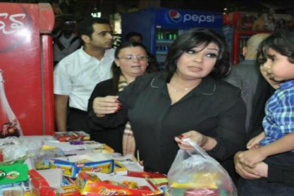 صورة- كيف حاولت فيفي عبده إخراج ابن وائل نور من أحزان العزاء