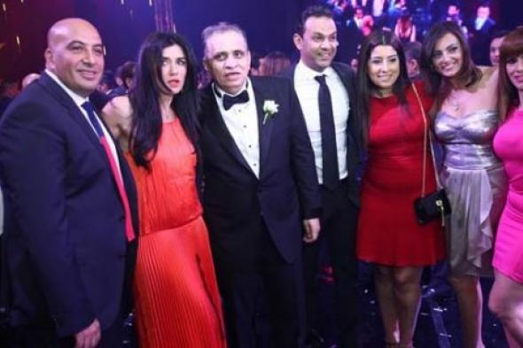 بالصور- دنيا عبد العزيز بإطلالة جديدة في حفل زفاف كريم السبكي وشهد رمزي