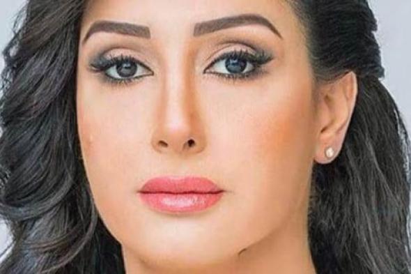 بالصور- غادة عبد الرازق بفستان مفتوح وقصير في الصور الدعائية لـ "الخانكة"