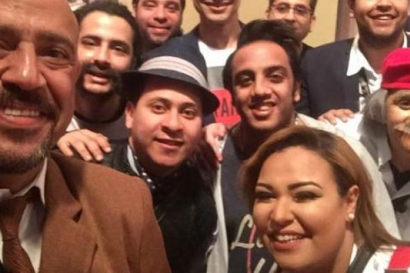 بالصور- أشرف عبد الباقي يصور دعاية الموسم الجديد من مسرح مصر.. والفريق كامل العدد