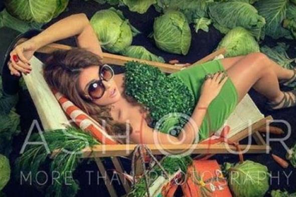 سارة سلامة في جلسة تصوير جريئة نائمة بجوار "الكرنب والجزر"