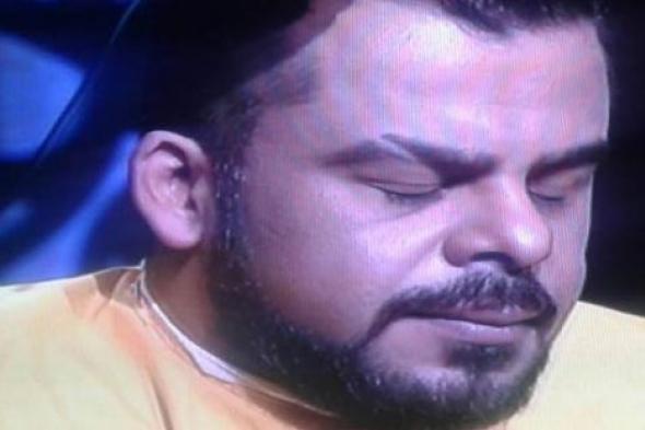 بالصور.. منذر رياحنة يحلق شعره على الهواء تضامنا مع مرضى السرطان