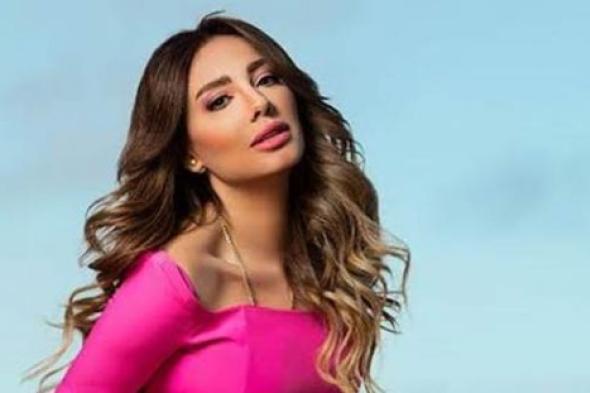 بالصور- جلسة تصوير للممثلة الشابة مي القاضي بحذاء غريب