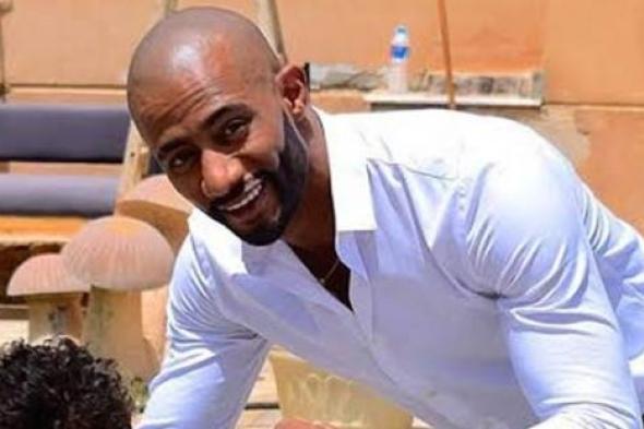 صورة- ابن محمد رمضان يرافقه في كواليس "الأسطورة"... وهذا رأيه عن ضعف الدعاية لمسلسله