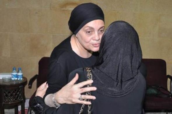 بالصور- عفاف رشاد تعود للحجاب في عزاء والدتها