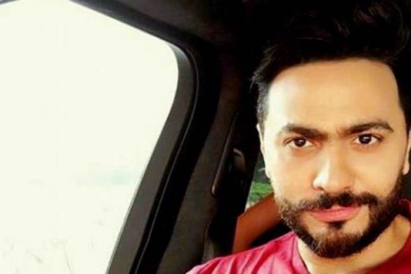 بالفيديو- مباراة ملاكمة بين محمد السبكي وتامر حسني فى منزل الأخير