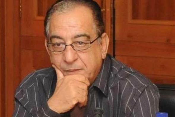 بالصور.. أحمد راتب يثير الجدل بـ "فانلة" و"شورت" بمقهي شهير بالإسكندرية