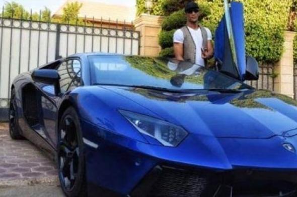 بالفيديو- محمد رمضان يتسبب في غلق شارع جامعة الدول لالتقاط الصور مع محبيه بسيارته الـ "لامبورجيني"