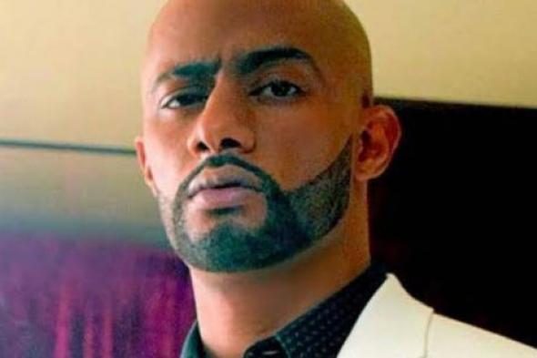 بالفيديو- محمد رمضان "أبيض في أبيض" بجلسة تصوير بالجامعة الأمريكية
