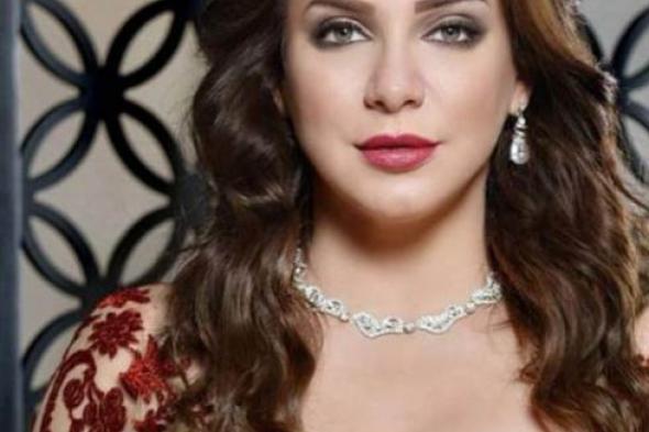 ​صورة- سلاف فواخرجي توجه التحية للجيش السوري بالملابس العسكرية