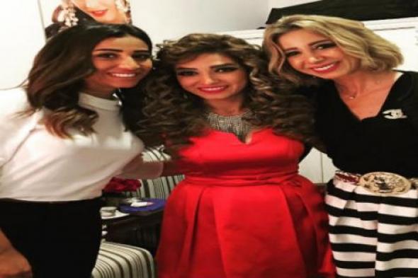 بالصور- دينا الشربيني وهند رضا مع روجينا في كواليس "أهلا رمضان"