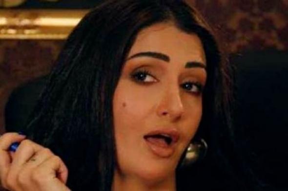 بالفيديو- غادة عبد الرازق تصبغ شعرها للأحمر