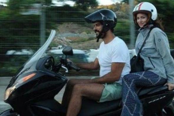 بالصور- التركي بوراك أوزجيفت في نزهة مع حبيبته على الدراجة النارية