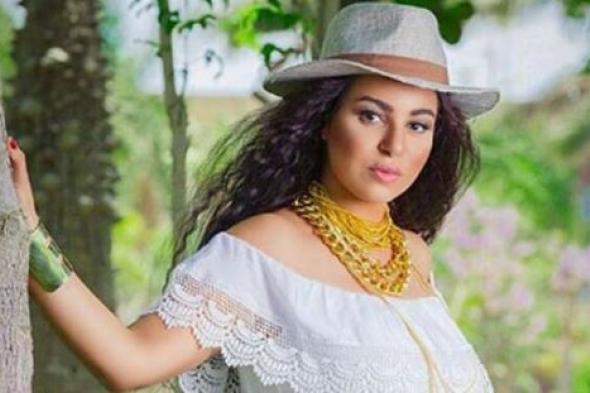 صورة- نسرين أمين تقود دراجة نارية