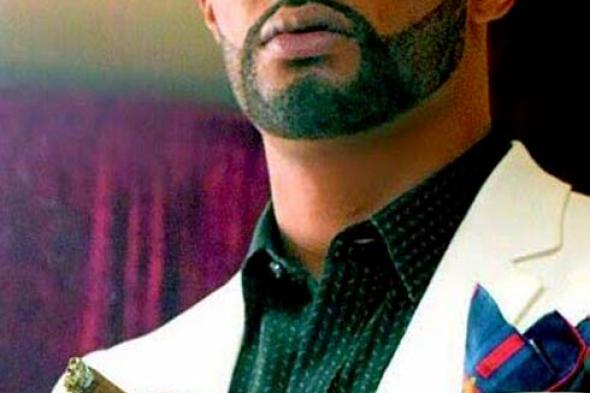 بالصور- طفل يقلد لحية محمد رمضان وتدخينه السيجار