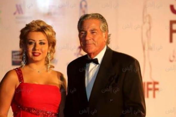 صورة- ظهور نادر لمصطفى فهمي وزوجته في سهرة بالساحل الشمالي