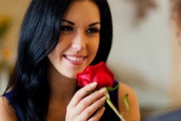 حب المرأة يزيد بعد الزواج والرجل يعتبره رفاهية