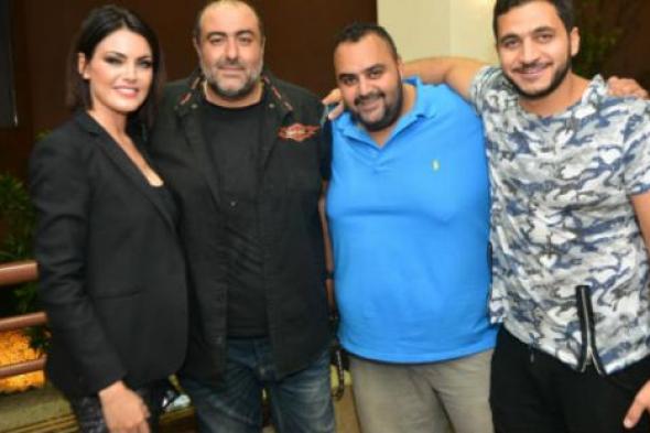 بالفيديو- على طريقة الجماهير المخرج سامح عبد العزيز يلتقط Selfie مع شيكو من شباك التذاكر