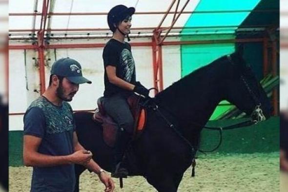 بالصور- توبا بويوكستن تستعد لمسلسلها الجديد بتدريبات فروسية