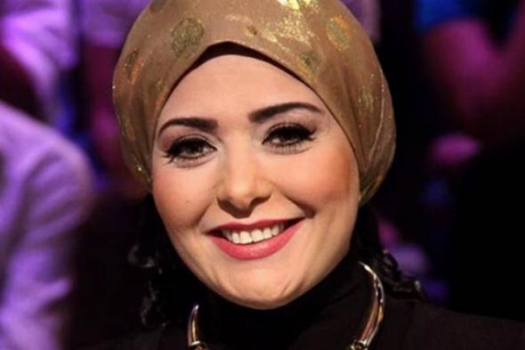 صابرين برفقة ابنها بعد أن أصبح شابا