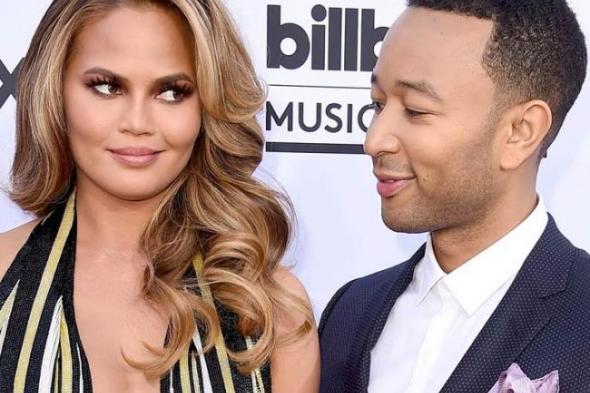 كريسي تيجان زوجة جون لجند تتعرى لتتمنى لصديقتها عيد ميلاد سعيد