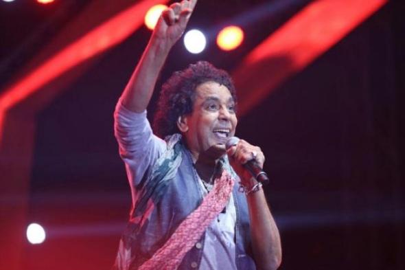 محمد منير يغنى "حدوتة مصر" ويتجاهل شكوى ورثة أحمد منيب