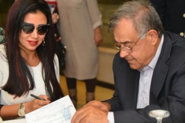 رانيا يوسف وفاروق الفيشاوى يوقعان "صندوق الدنيا" مع المنتج حسين القلا