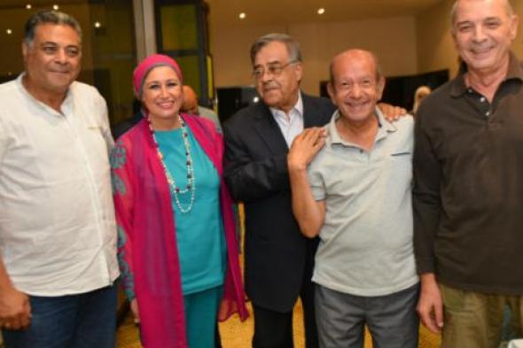 بالصور.. احتفال صغير لأبطال فيلم "في يوم من الأيام"