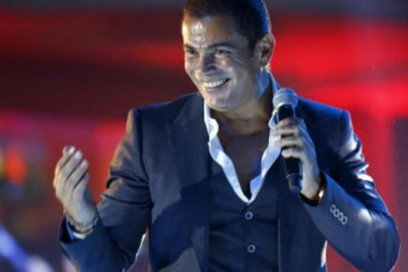 من حفل موسى كوست.. عمرو دياب يهدي جمهوره "امنتك"
