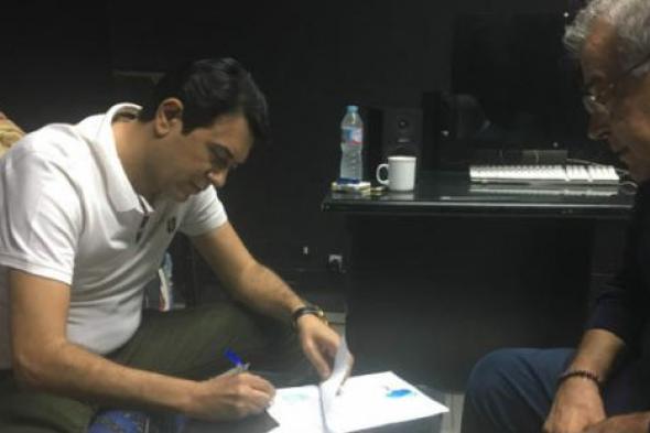 صورة- أحمد وفيق يوقع "صندوق الدنيا" مع حسين القلا
