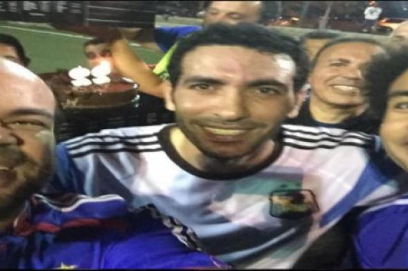 نجوم "مسرح مصر" يحتفلون بعيد ميلاد أبو تريكة.. وعلي ربيع يعلق: جاب فينا 12 جول