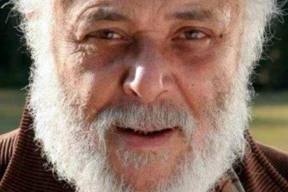 توافد النجوم على مستشفى الصفا بعد خبر وفاة محمود عبد العزيز أبرزهم هنيدي والسقا وميرفت أمين