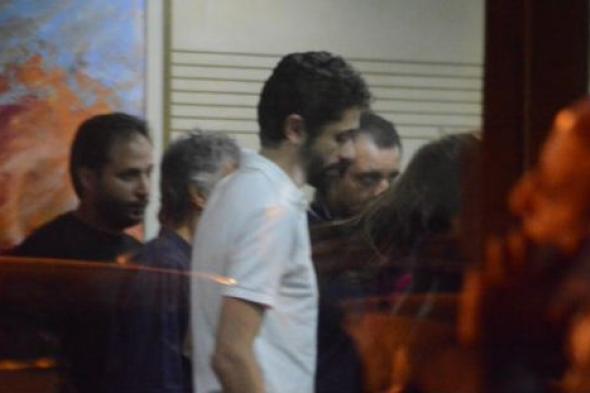 وصول ابناء محمود عبد العزيز وزوجته إلى مسجد الشرطة استعدادا لصلاة الجنازة