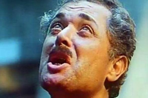 انتهاء صلاة الجنازة على جثمان محمود عبد العزيز