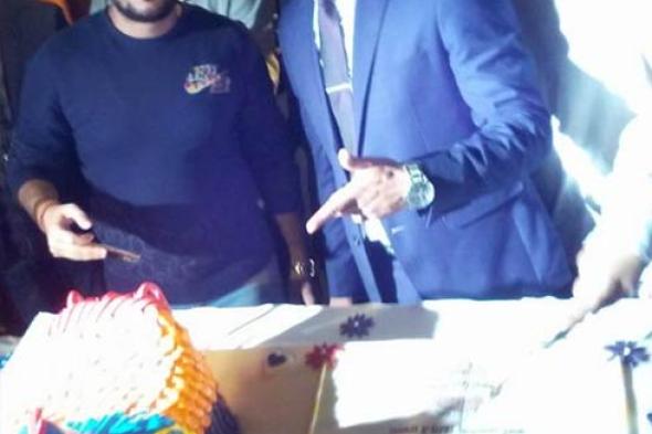 بالصور- محمد رمضان يحتفل بتصوير "آخر ديك فى مصر" بطريقة مختلفة